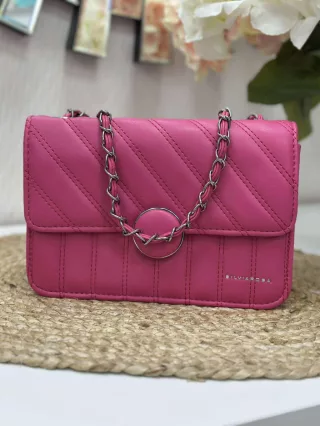   Merev fazonú, műbőr, láncos pántú táska. Szélesség: 22 cm Magasság: 14 cm.