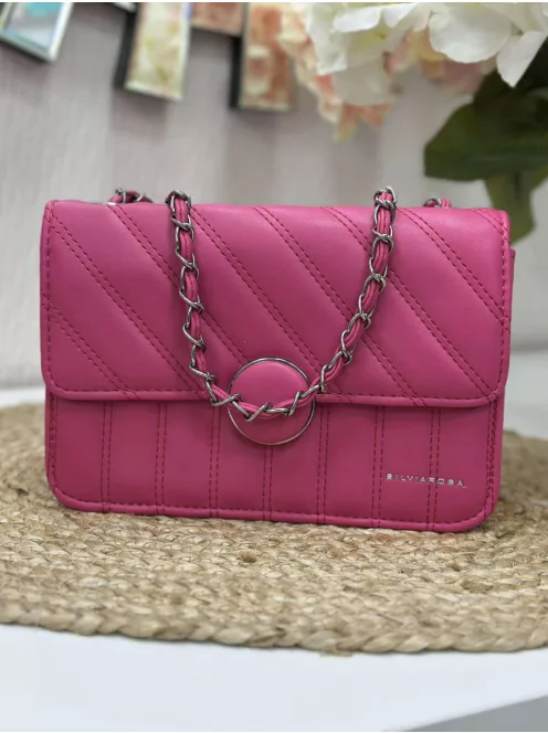 Merev fazonú, műbőr, láncos pántú táska. Szélesség: 22 cm Magasság: 14 cm.