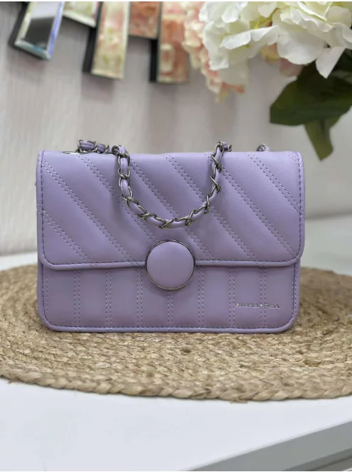 Merev fazonú, műbőr, láncos pántú táska. Szélesség: 22 cm Magasság: 14 cm.