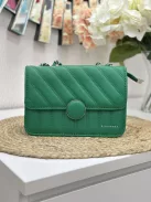 Merev fazonú, műbőr, láncos pántú táska. Szélesség: 22 cm Magasság: 14 cm.