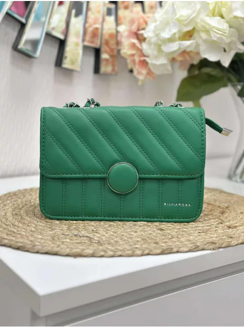 Merev fazonú, műbőr, láncos pántú táska. Szélesség: 22 cm Magasság: 14 cm.