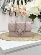 Merev fazonú, műbőr, láncos pántú táska. Szélesség: 22 cm Magasság: 14 cm.