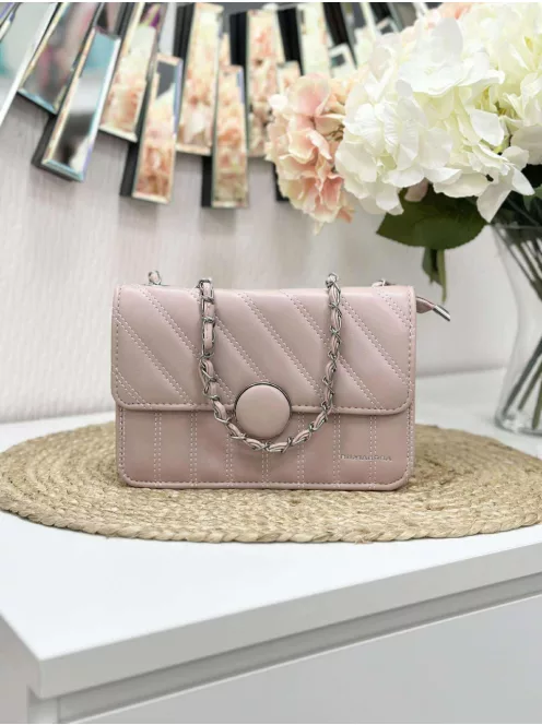 Merev fazonú, műbőr, láncos pántú táska. Szélesség: 22 cm Magasság: 14 cm.