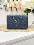 Merev fazonú, műbőr, láncos pántú táska. Szélesség: 22 cm Magasság: 14 cm.