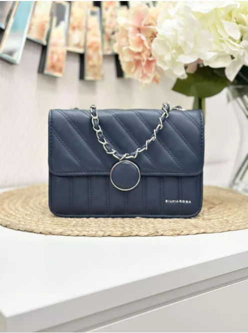 Merev fazonú, műbőr, láncos pántú táska. Szélesség: 22 cm Magasság: 14 cm.