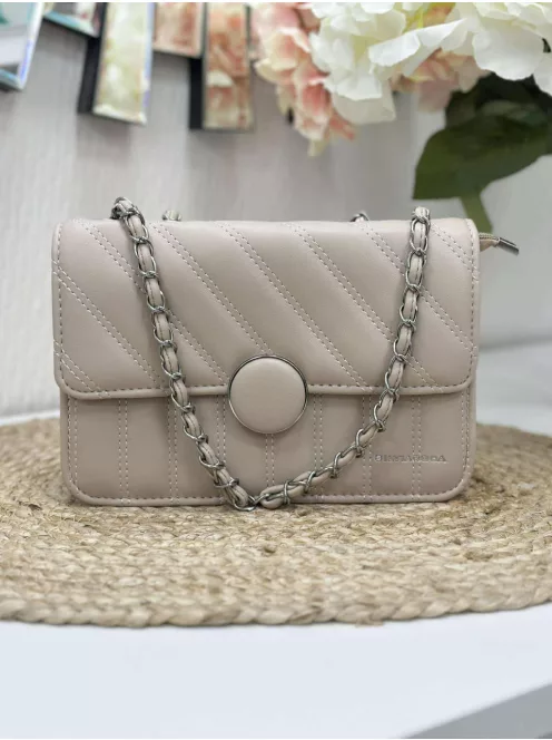 Merev fazonú, műbőr, láncos pántú táska. Szélesség: 22 cm Magasság: 14 cm.