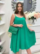 Merev fazonú, műbőr, láncos pántú táska. Szélesség: 22 cm Magasság: 14 cm.