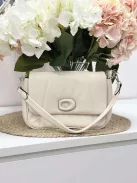 Merev fazonú, puha, műbőr táska, levehető hosszú pánttal. Szélesség: 24 cm Magasság: 17 cm.