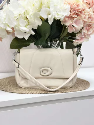   Merev fazonú, puha, műbőr táska, levehető hosszú pánttal. Szélesség: 24 cm Magasság: 17 cm.