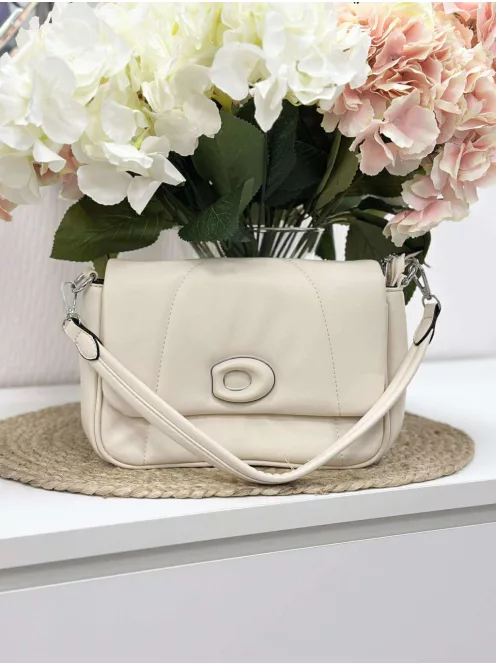 Merev fazonú, puha, műbőr táska, levehető hosszú pánttal. Szélesség: 24 cm Magasság: 17 cm.