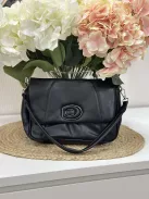 Merev fazonú, puha, műbőr táska, levehető hosszú pánttal. Szélesség: 24 cm Magasság: 17 cm.