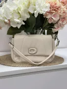 Merev fazonú, puha, műbőr táska, levehető hosszú pánttal. Szélesség: 24 cm Magasság: 17 cm.