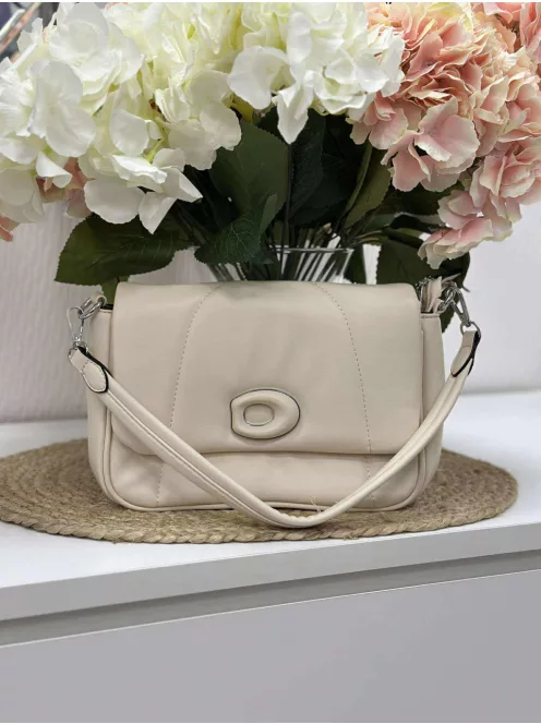 Merev fazonú, puha, műbőr táska, levehető hosszú pánttal. Szélesség: 24 cm Magasság: 17 cm.