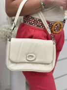 Merev fazonú, puha, műbőr táska, levehető hosszú pánttal. Szélesség: 24 cm Magasság: 17 cm.