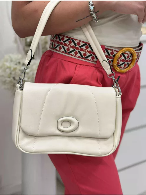 Merev fazonú, puha, műbőr táska, levehető hosszú pánttal. Szélesség: 24 cm Magasság: 17 cm.