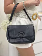 Merev fazonú, puha, műbőr táska, levehető hosszú pánttal. Szélesség: 24 cm Magasság: 17 cm.