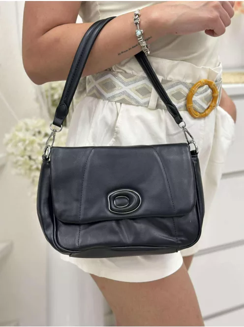 Merev fazonú, puha, műbőr táska, levehető hosszú pánttal. Szélesség: 24 cm Magasság: 17 cm.