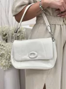 Merev fazonú, puha, műbőr táska, levehető hosszú pánttal. Szélesség: 24 cm Magasság: 17 cm.