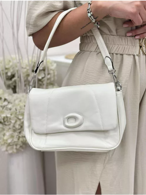 Merev fazonú, puha, műbőr táska, levehető hosszú pánttal. Szélesség: 24 cm Magasság: 17 cm.