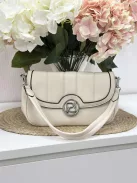 Puha, műbőr táska, levehető hosszú és rövid pánttal. Szélesség: 28cm Magasság: 14 cm.