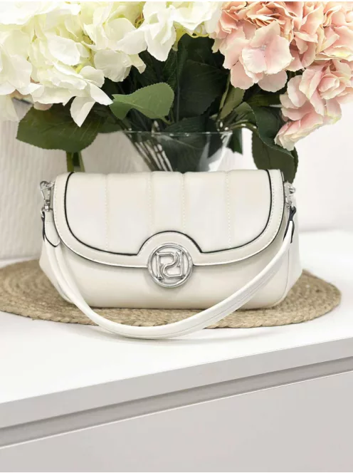 Puha, műbőr táska, levehető hosszú és rövid pánttal. Szélesség: 28cm Magasság: 14 cm.