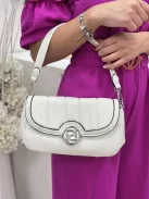 Puha, műbőr táska, levehető hosszú és rövid pánttal. Szélesség: 28cm Magasság: 14 cm.