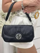 Puha, műbőr táska, levehető hosszú és rövid pánttal. Szélesség: 28cm Magasság: 14 cm.