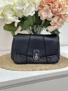 Puha, műbőr táska, levehető hosszú pánttal. Szélesség: 28 cm Magasság: 17,5 cm.