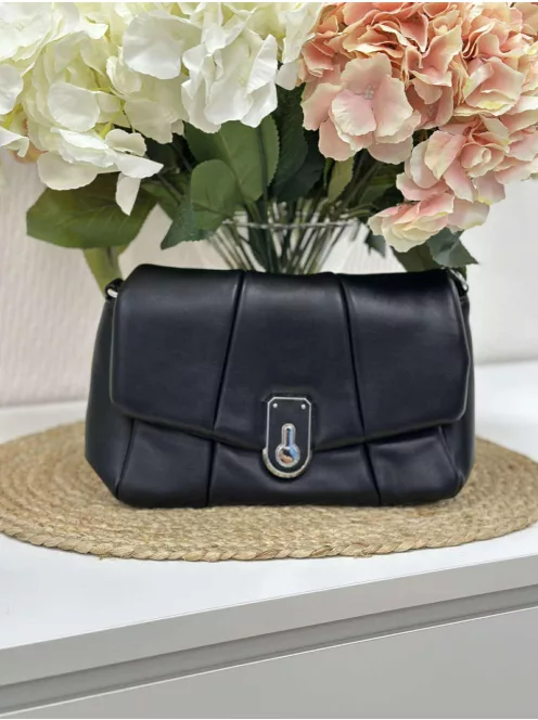 Puha, műbőr táska, levehető hosszú pánttal. Szélesség: 28 cm Magasság: 17,5 cm.