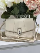 Puha, műbőr táska, levehető hosszú pánttal. Szélesség: 28 cm Magasság: 17,5 cm.