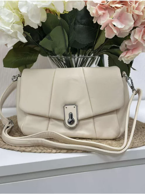 Puha, műbőr táska, levehető hosszú pánttal. Szélesség: 28 cm Magasság: 17,5 cm.