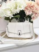 Puha, műbőr táska, levehető hosszú pánttal. Szélesség: 28 cm Magasság: 17,5 cm.