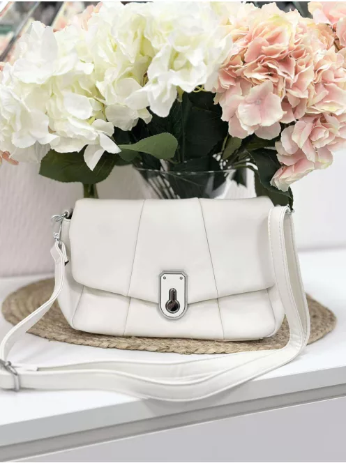 Puha, műbőr táska, levehető hosszú pánttal. Szélesség: 28 cm Magasság: 17,5 cm.