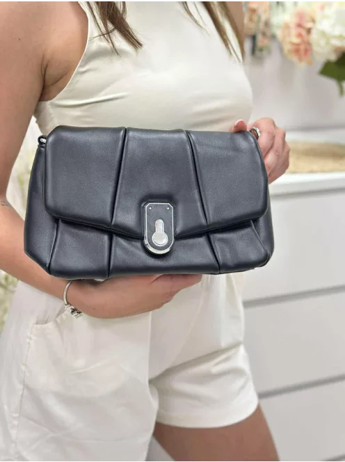 Puha, műbőr táska, levehető hosszú pánttal. Szélesség: 28 cm Magasság: 17,5 cm.