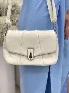 Puha, műbőr táska, levehető hosszú pánttal. Szélesség: 28 cm Magasság: 17,5 cm.