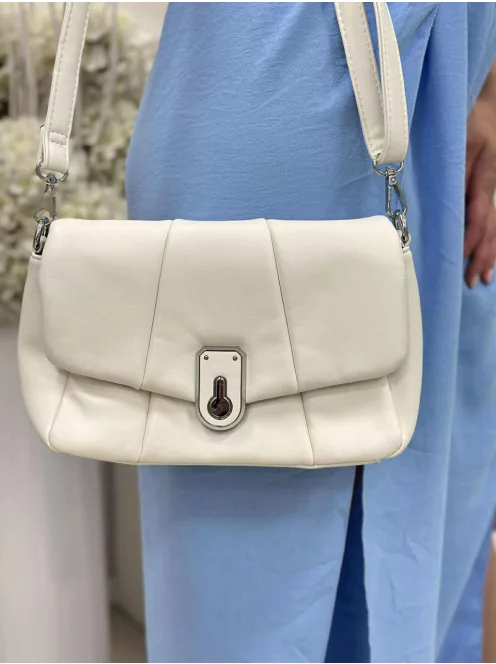 Puha, műbőr táska, levehető hosszú pánttal. Szélesség: 28 cm Magasság: 17,5 cm.