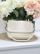 Puha, műbőr táska, levehető hosszú és rövid pánttal. Szélesség: 28cm Magasság: 18 cm.