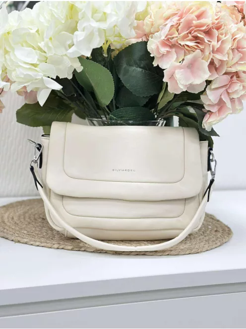 Puha, műbőr táska, levehető hosszú és rövid pánttal. Szélesség: 28cm Magasság: 18 cm.