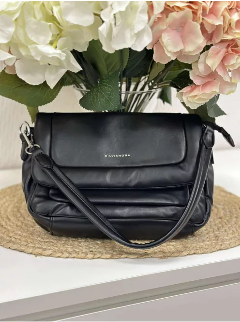 Puha, műbőr táska, levehető hosszú és rövid pánttal. Szélesség: 28cm Magasság: 18 cm.