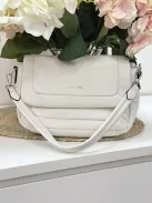 Puha, műbőr táska, levehető hosszú és rövid pánttal. Szélesség: 28cm Magasság: 18 cm.