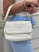 Puha, műbőr táska, levehető hosszú és rövid pánttal. Szélesség: 28cm Magasság: 18 cm.