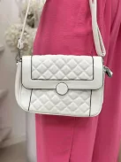 Puha, műbőr táska, levehető hosszú pánttal. Szélesség: 27 cm Magasság: 15,5 cm.