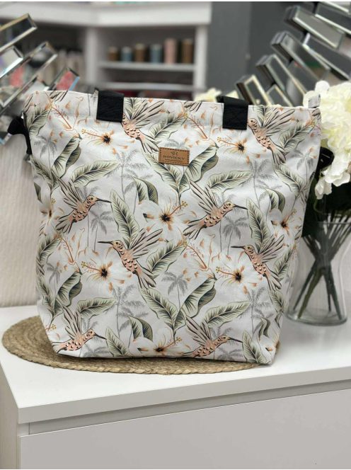 Nagyméretű, mintás, nyári vászon shopper táska, levehető hosszúpánttal. Méretek: 47 x 41 x 17 cm.
