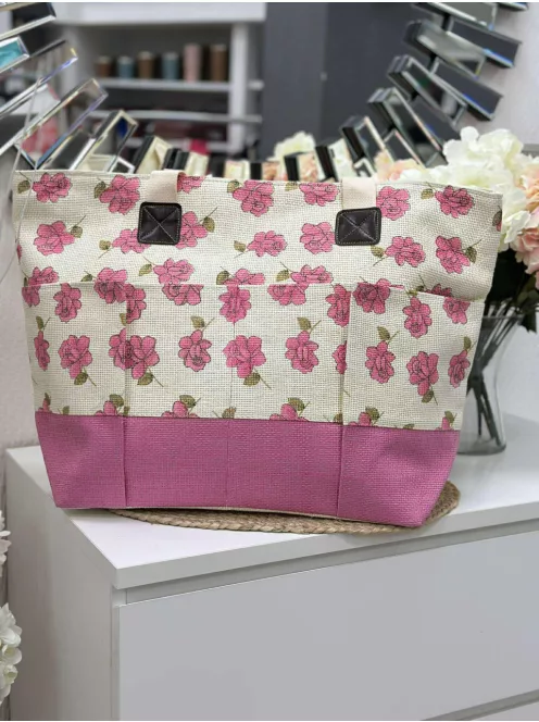 Nagyméretű, cipzáras, mintás, nyári, gyékény shopper táska. Méretek: 57 x 40 x 17 cm.