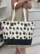 Nagyméretű, cipzáras, mintás, nyári, gyékény shopper táska. Méretek: 57 x 40 x 17 cm.