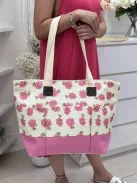 Nagyméretű, cipzáras, mintás, nyári, gyékény shopper táska. Méretek: 57 x 40 x 17 cm.