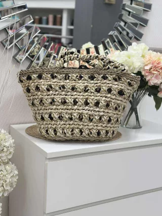   Nagyméretű, merev fazonú, cipzáras, nyári, fonott, rattan táska. 51 x 30 x 17 cm.