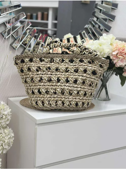 Nagyméretű, merev fazonú, cipzáras, nyári, fonott, rattan táska. 51 x 30 x 17 cm.