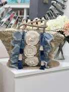 Nagyméretű, merev fazonú, cipzáras, kagylóval díszített, nyári, fonott, rattan táska. 53 x 29 x 17 cm.