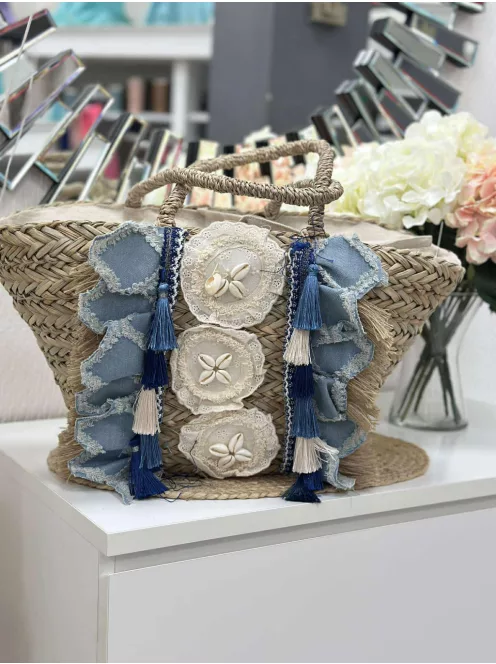 Nagyméretű, merev fazonú, cipzáras, kagylóval díszített, nyári, fonott, rattan táska. 53 x 29 x 17 cm.